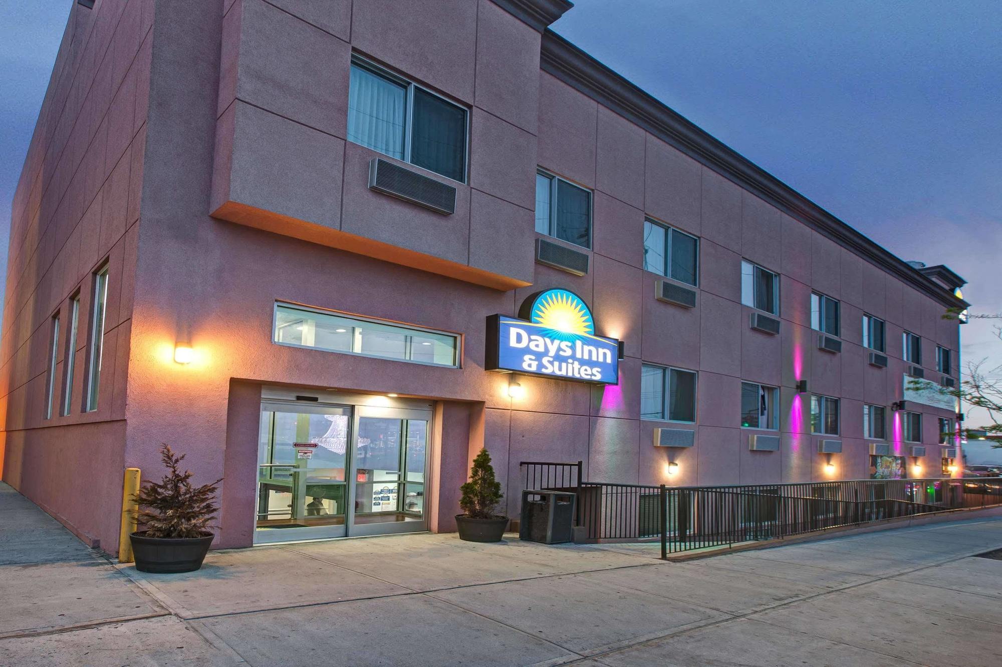 Days Inn & Suites By Wyndham Ozone Park/Jfk Airport New York Exterior photo